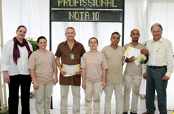 Colaboradores recebendo prémio Profissional Nota 10