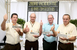 Colaboradores recebendo prémio Zero Acidente